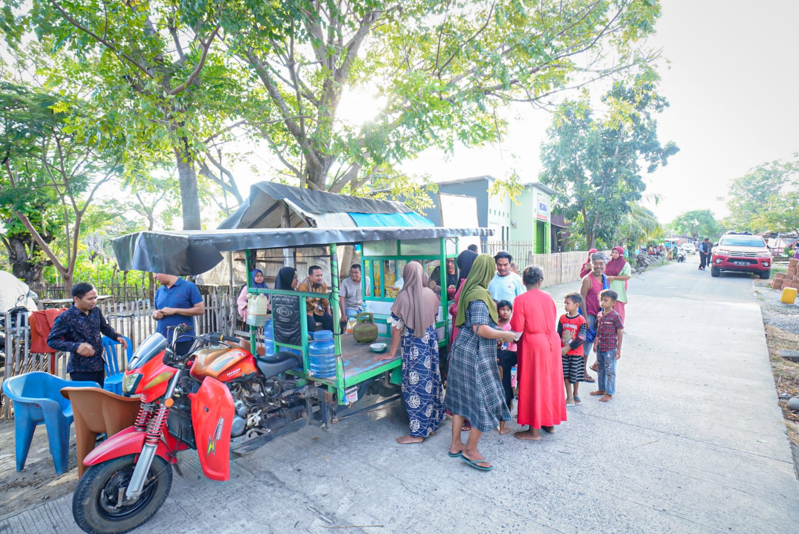 Gubernur Andi Sudirman Singgah Makan Bakso di Pinggir Jalan, Warga Takalar Kagumi Kesederhanaannya 